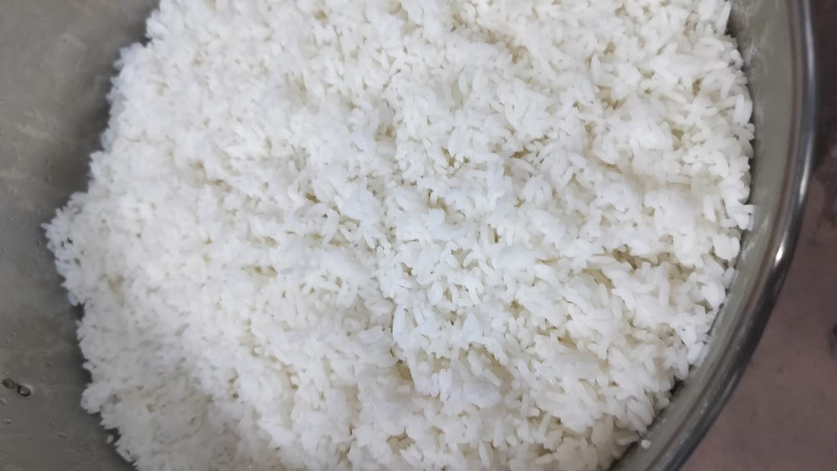 Steamed rice in a large vessel